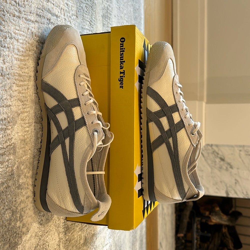 Onitsuka Tiger Mexico 66 SD sneaker Worn once.